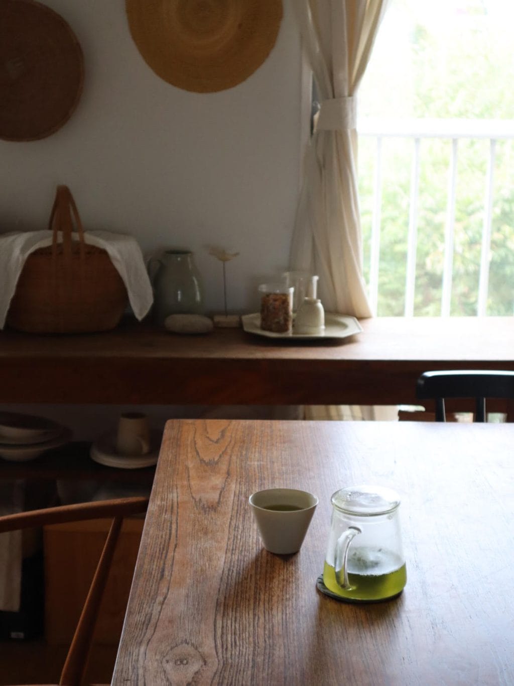 家族会議を重ねてダイニングテーブルでお茶。