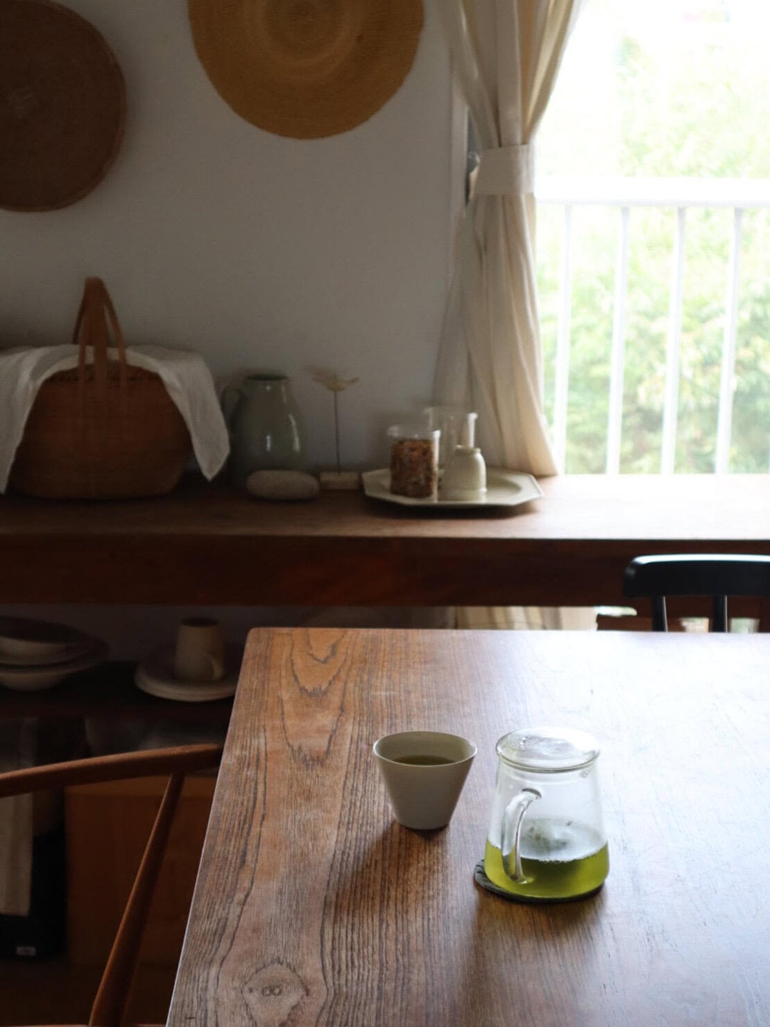 家族会議を重ねてダイニングテーブルでお茶。