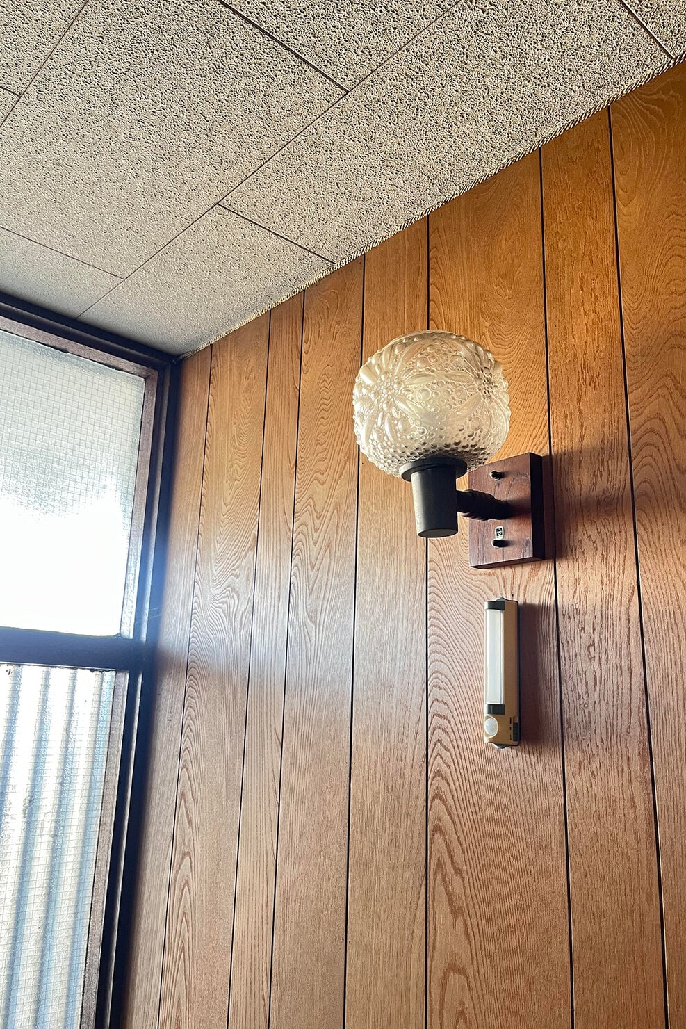 新しく購入した中古戸建てのリノベ前の古い照明