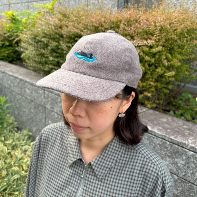 ゆるやかなカーブのツバでメンズっぽく、やわらかいタオル生地で頭にフィット