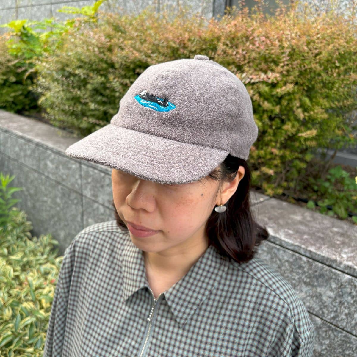 ゆるやかなカーブのツバでメンズっぽく、やわらかいタオル生地で頭にフィット