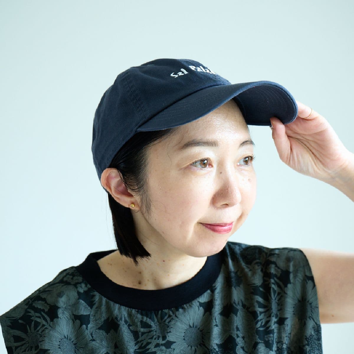 キャップをかぶる際も全体のサイズバランスに気を付けて、ボブヘアのサイドをすっきりとおさめて