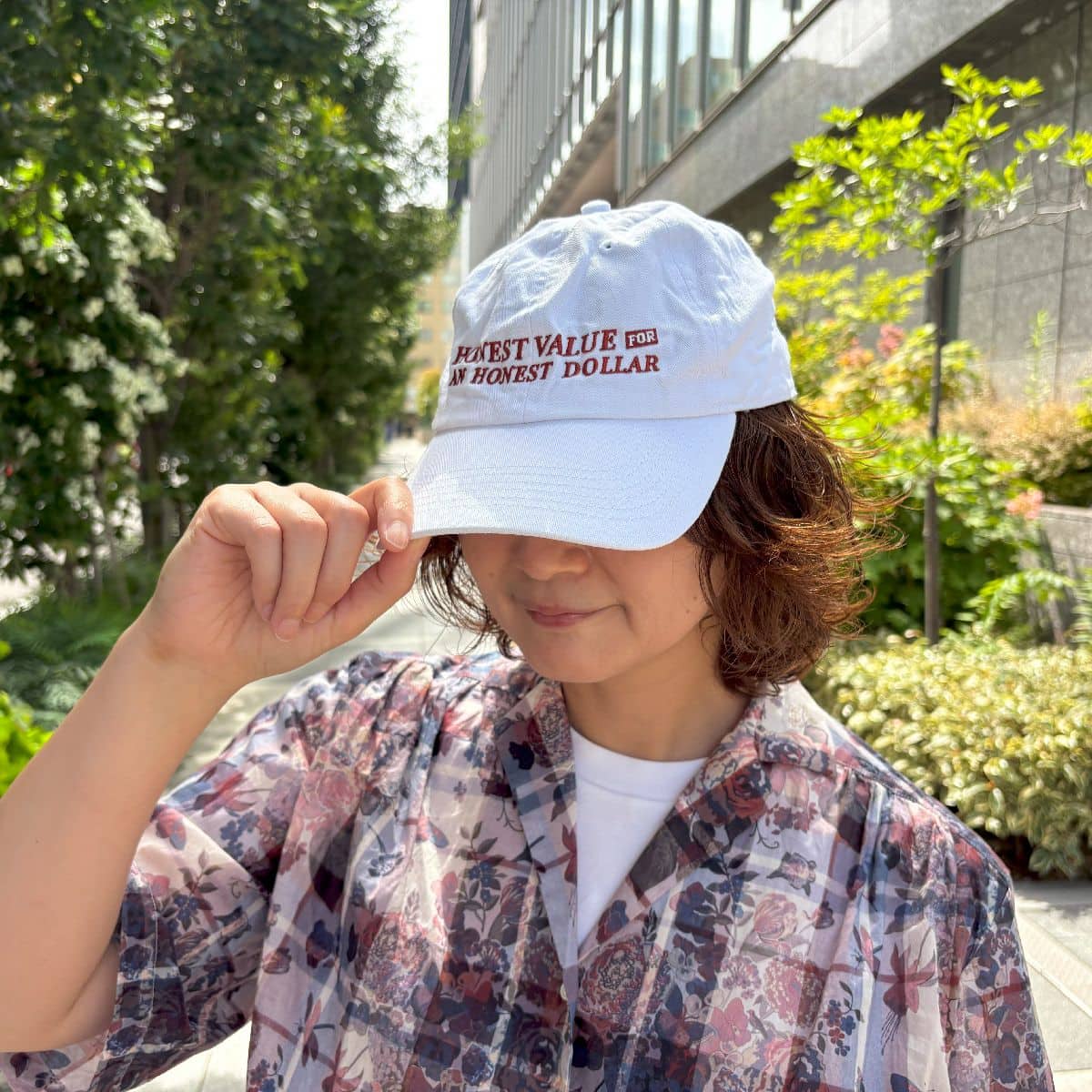 ゆるやかなツバのカーブで顔の形にフィットするキャップで、丸みのある頭のかたちを強調!