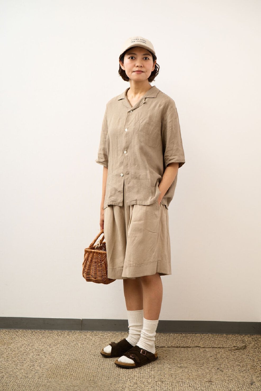 栗山 桃香さんは、ベージュのセットアップに、カゴバッグを合わせた夏らしい装いに。