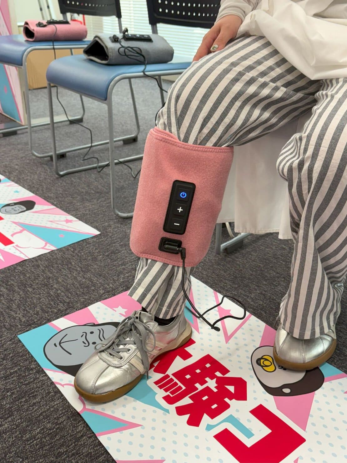 手を放しても足に巻き付いているくらいまで「ゴリラのひとつかみ」をぎゅっと巻けたら、面ファスナーで装着。その後スイッチオン!