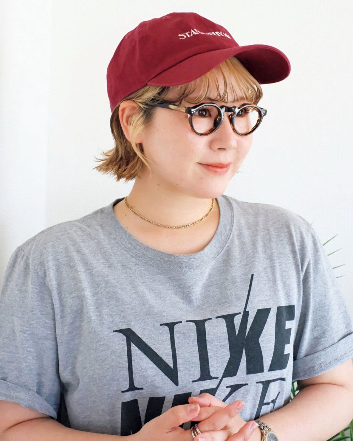 キャップ×外ハネヘアで夏の髪の広がり悩みを解決