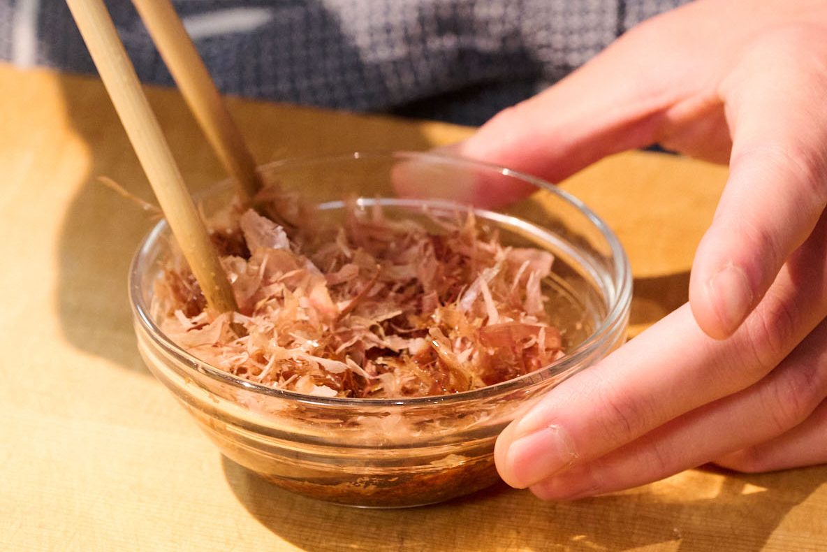 おかかはしょうゆ少々で和える