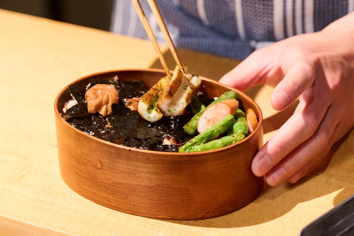 おかず3種と梅干しを盛り付ける