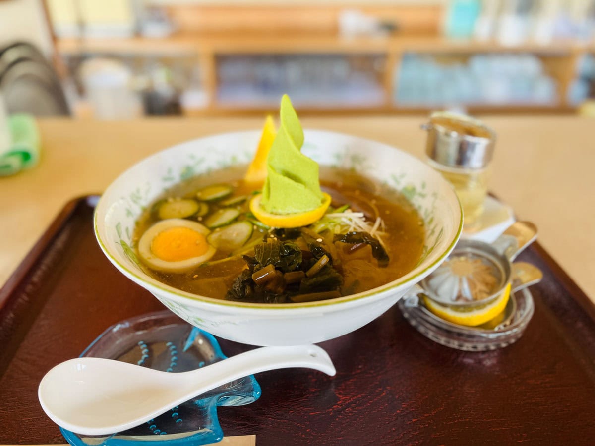 名物の「わさび冷麺」(1,100円)。盛岡冷麺ならではのコシのある麺にわさびが絶妙に絡み、爽やかな辛みがクセになる一杯です。