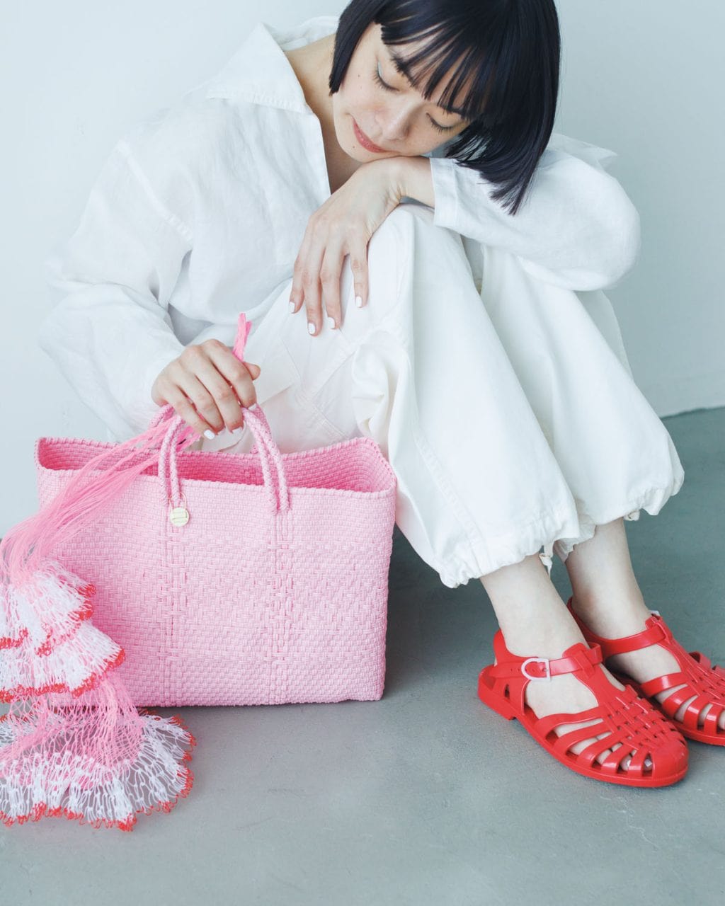 軽やかさを添える【クリア素材のPVC小物】夏のバッグ&シューズに取り入れたい!