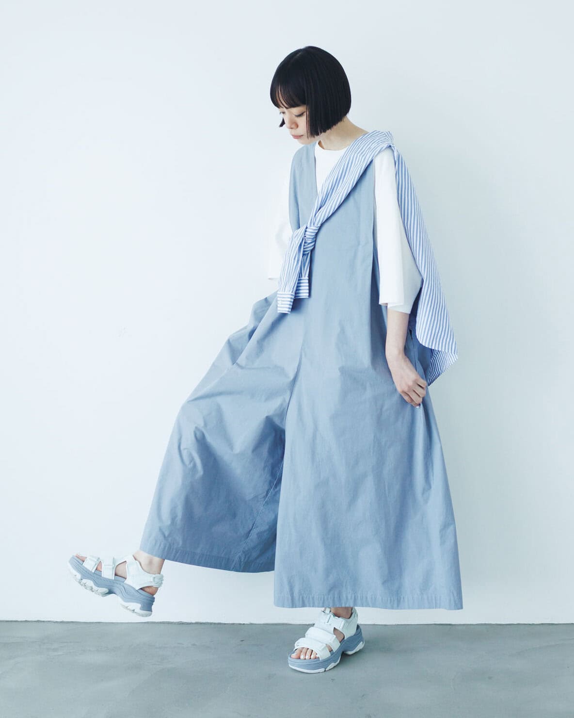 全身ゆったりとしたシルエットでまとめながら、シャツのストライプ柄が装いのアクセントに。ミントグリーンの厚底スポサンで、コーディネートも旬に仕上がります。