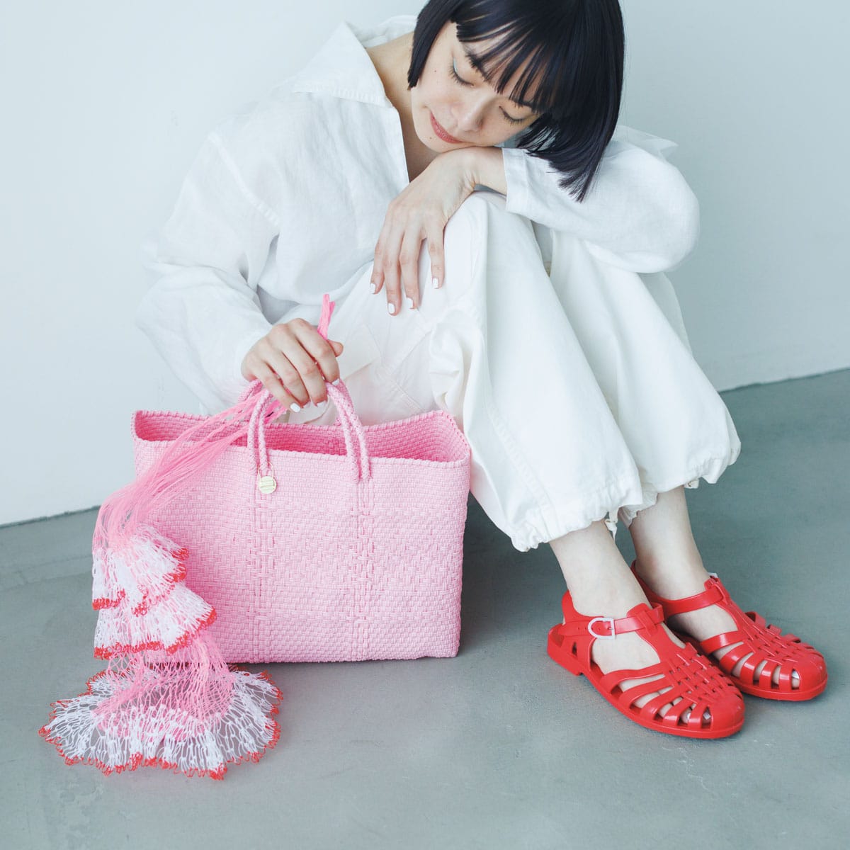 夏に人気のメルカドバッグも、単色使いなら大人っぽく持てます。