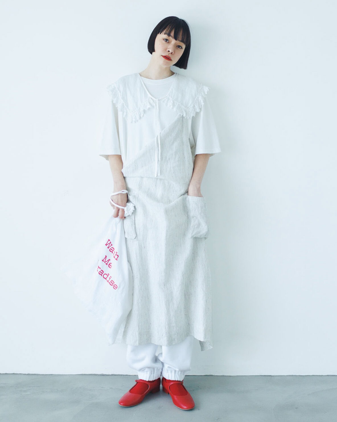 いつもの白Tシャツに、普段着としても楽しめるエプロンやつけ襟を重ねて、こなれた雰囲気たっぷりの着こなし。
