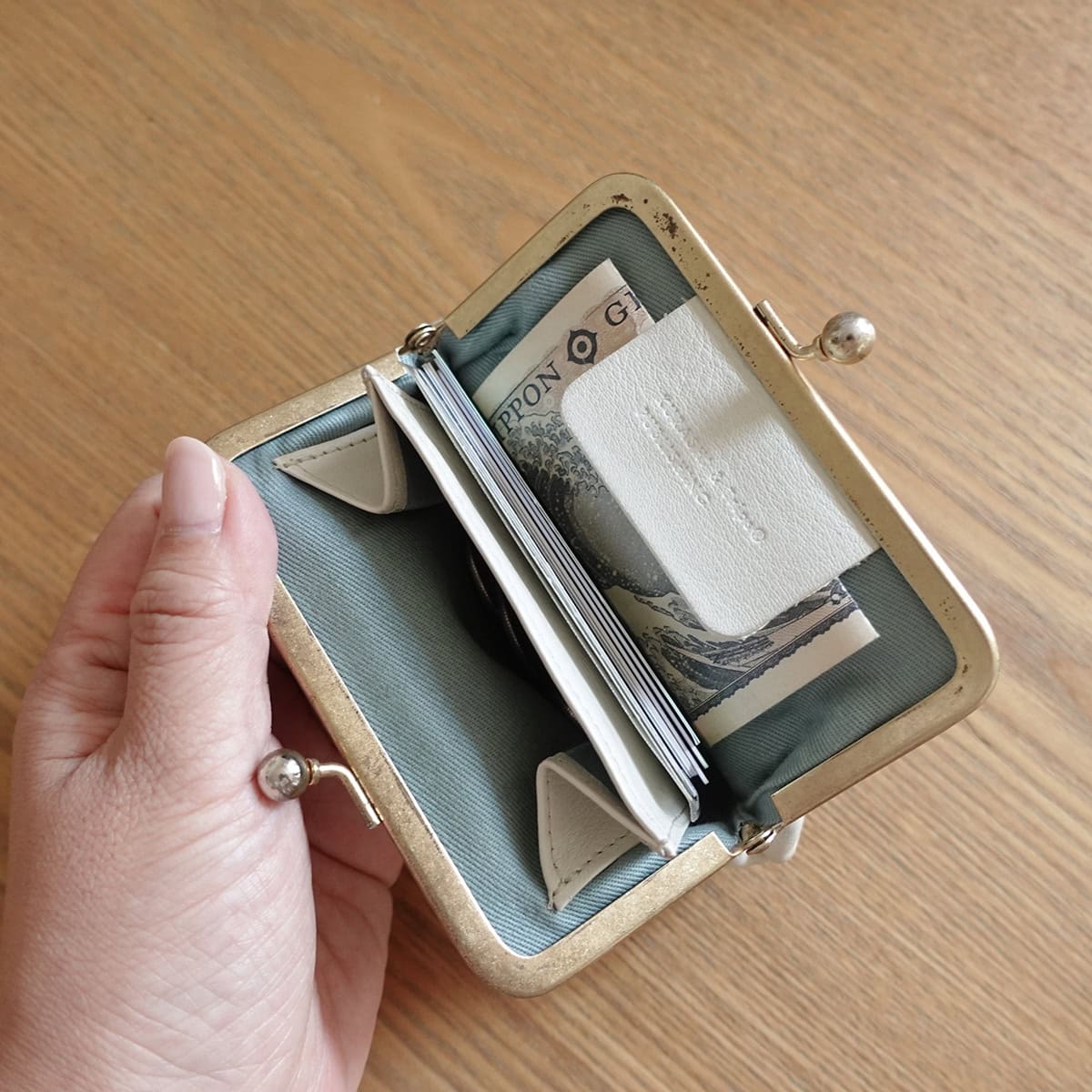 ミニマリストますみさんの財布 内側には小銭入れのポケット付き