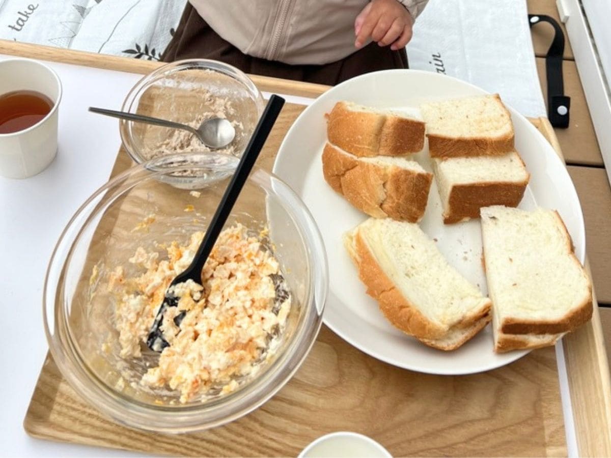 自家製食パンとタナゴペーストでサンドイッチを作る様子