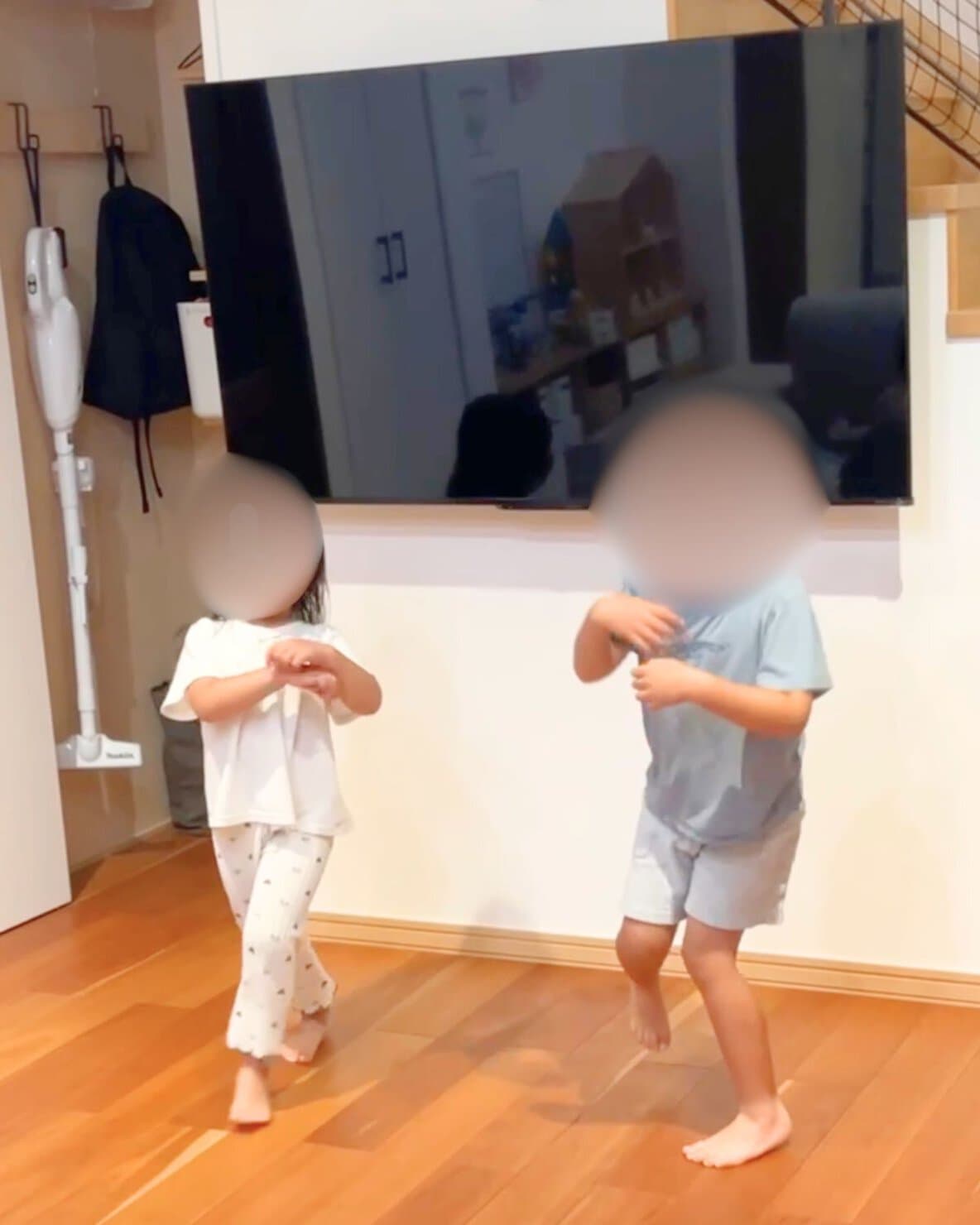 室内でダンスを踊る4歳と6歳の子ども