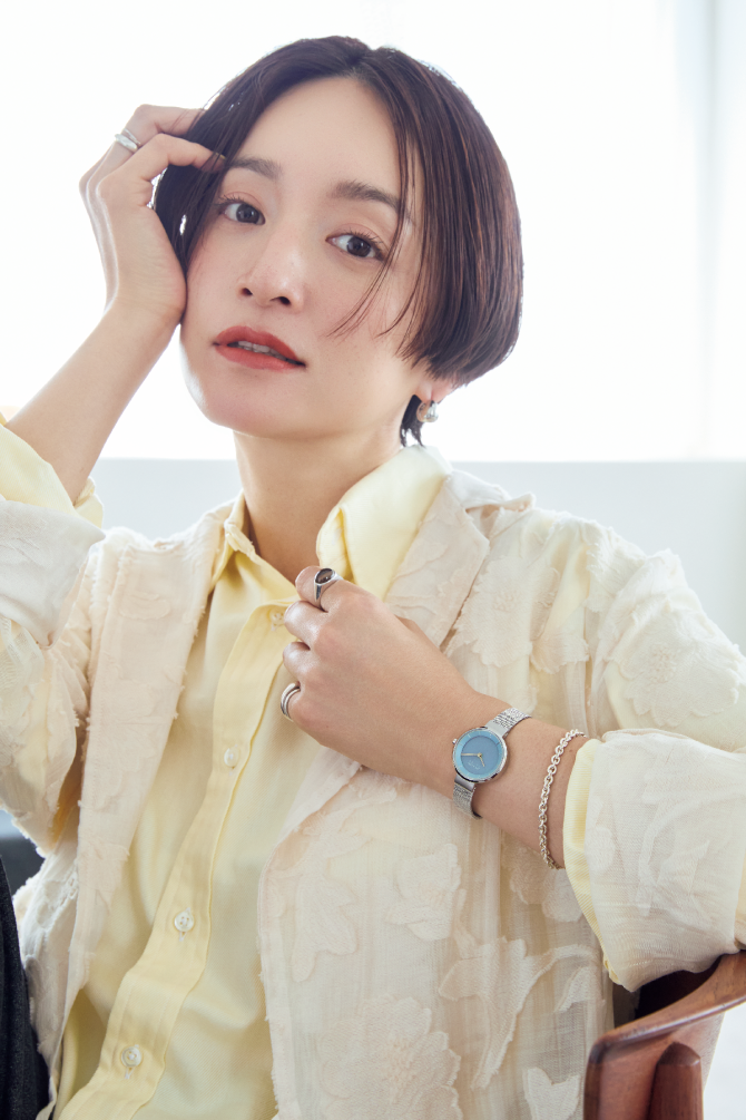 【高山都さんが楽しむデンマーク発・ベーリングの腕時計】 アクセサリーとの重ねづけも素敵な大人の夏スタイル3選