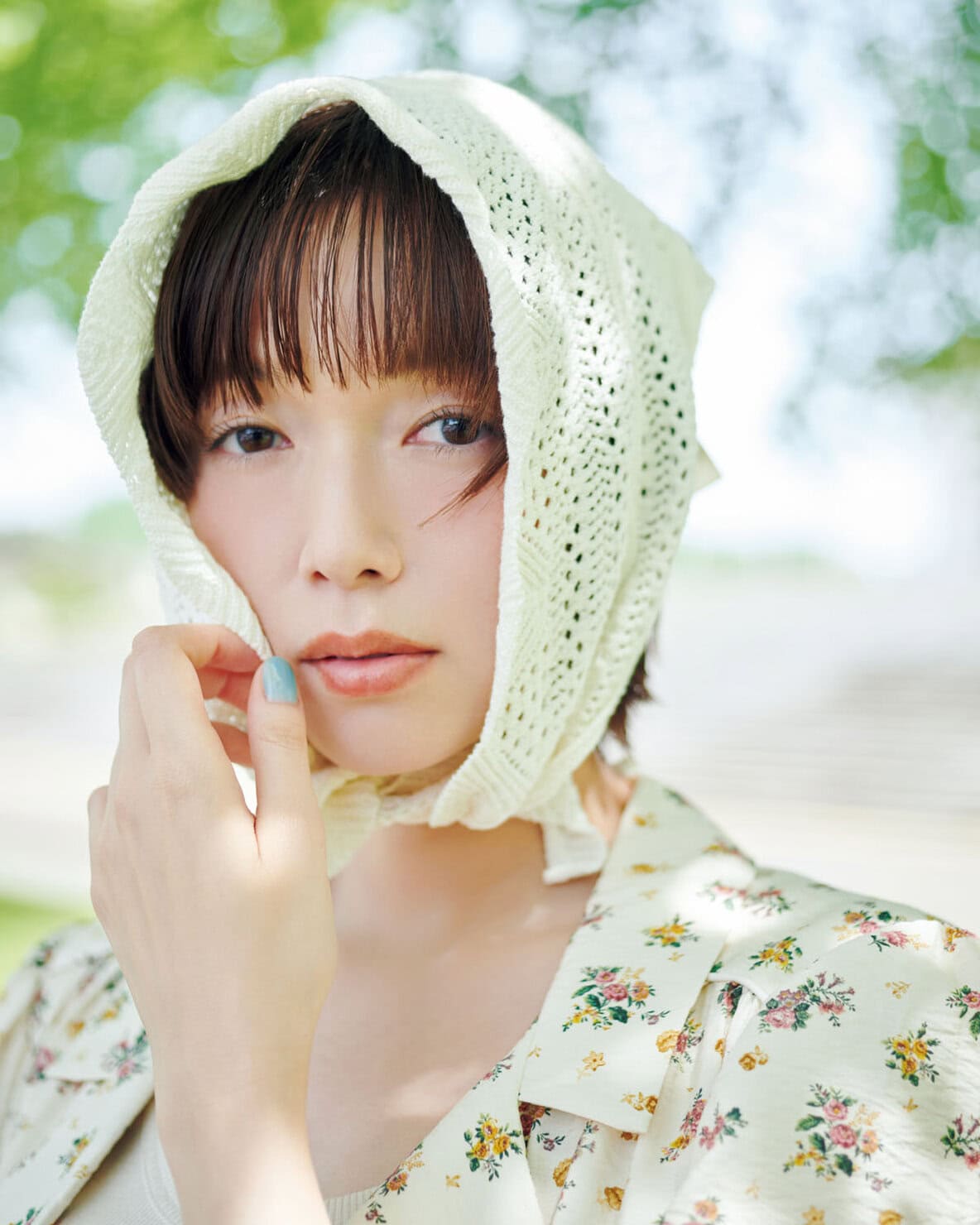 佐藤栞里さんの私服スナップ。おしゃれと日焼け対策を兼任するバブーシュを着用