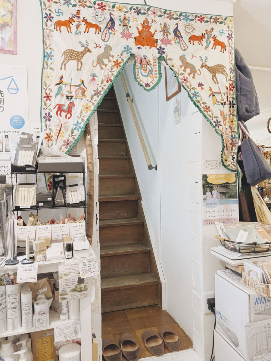 2階の展示室へ続く階段。 いつも店主さんが展示についてお話ししてくださります。
