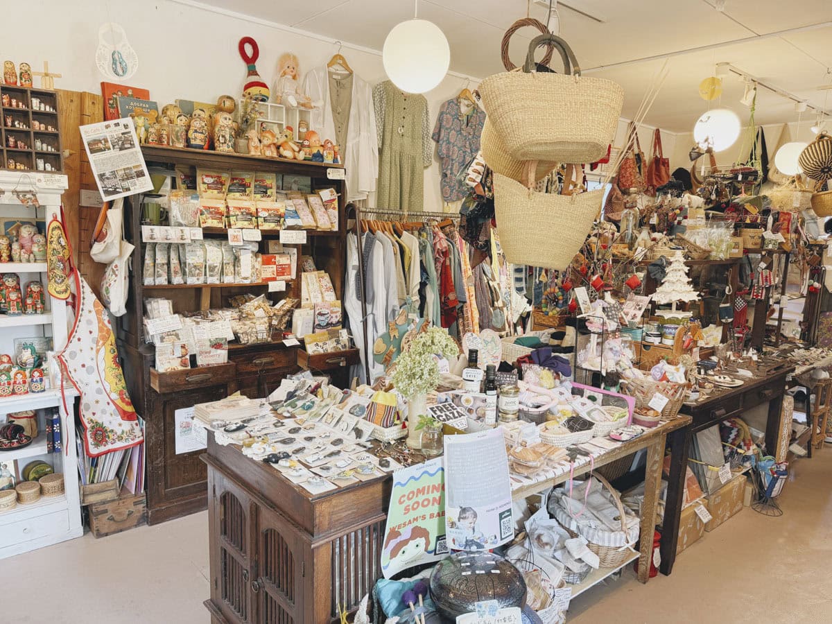 お店に入ると、たくさんの雑貨たちがズラリと並んでいます。 気になったものをひとつひとつ手に取って、見るのが楽しみです。