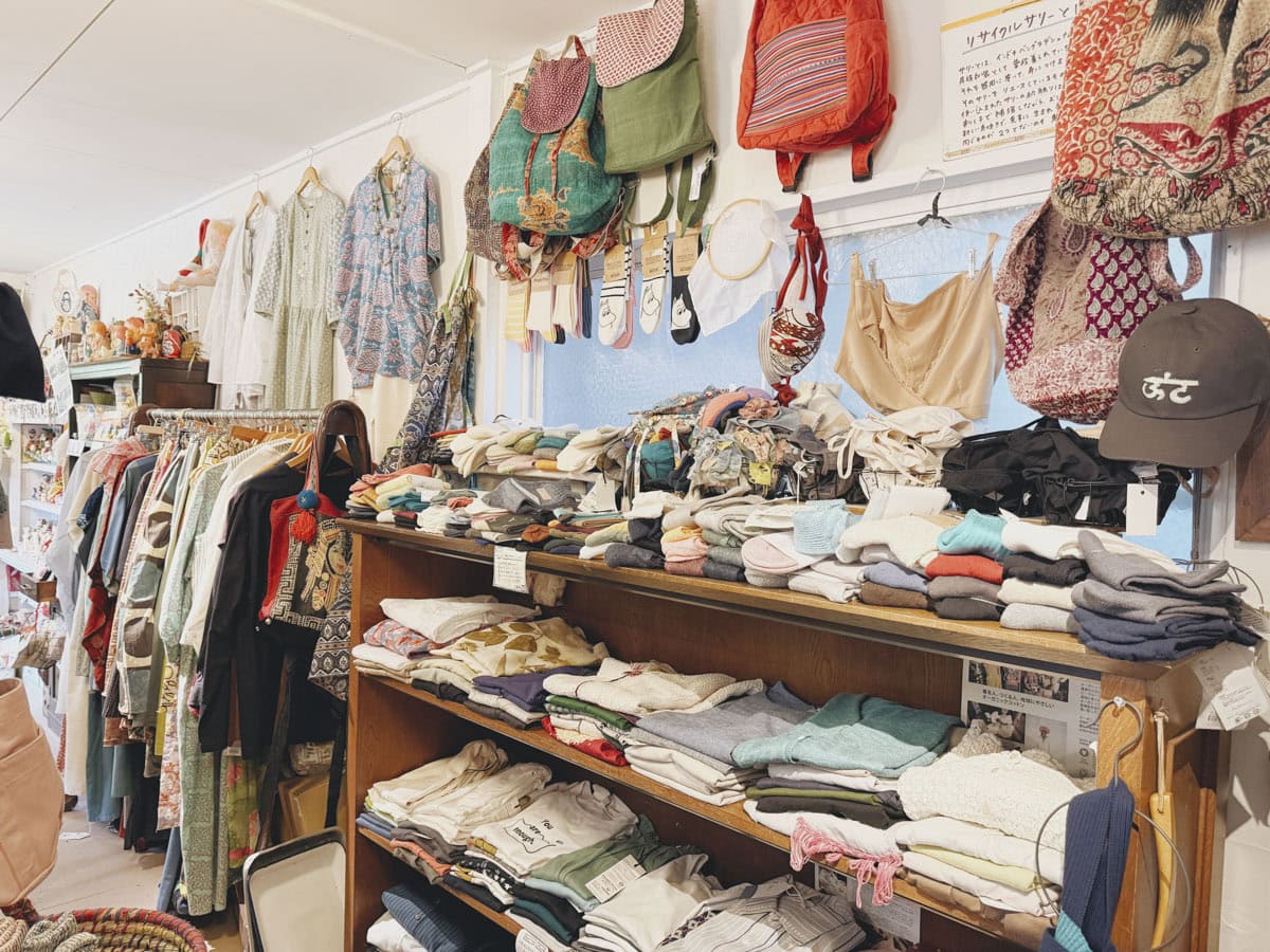 肌にやさしい素材で作られた服がたくさん。 実際に着ると、肌触りが良く、着ていて気持ちいいものばかりです。