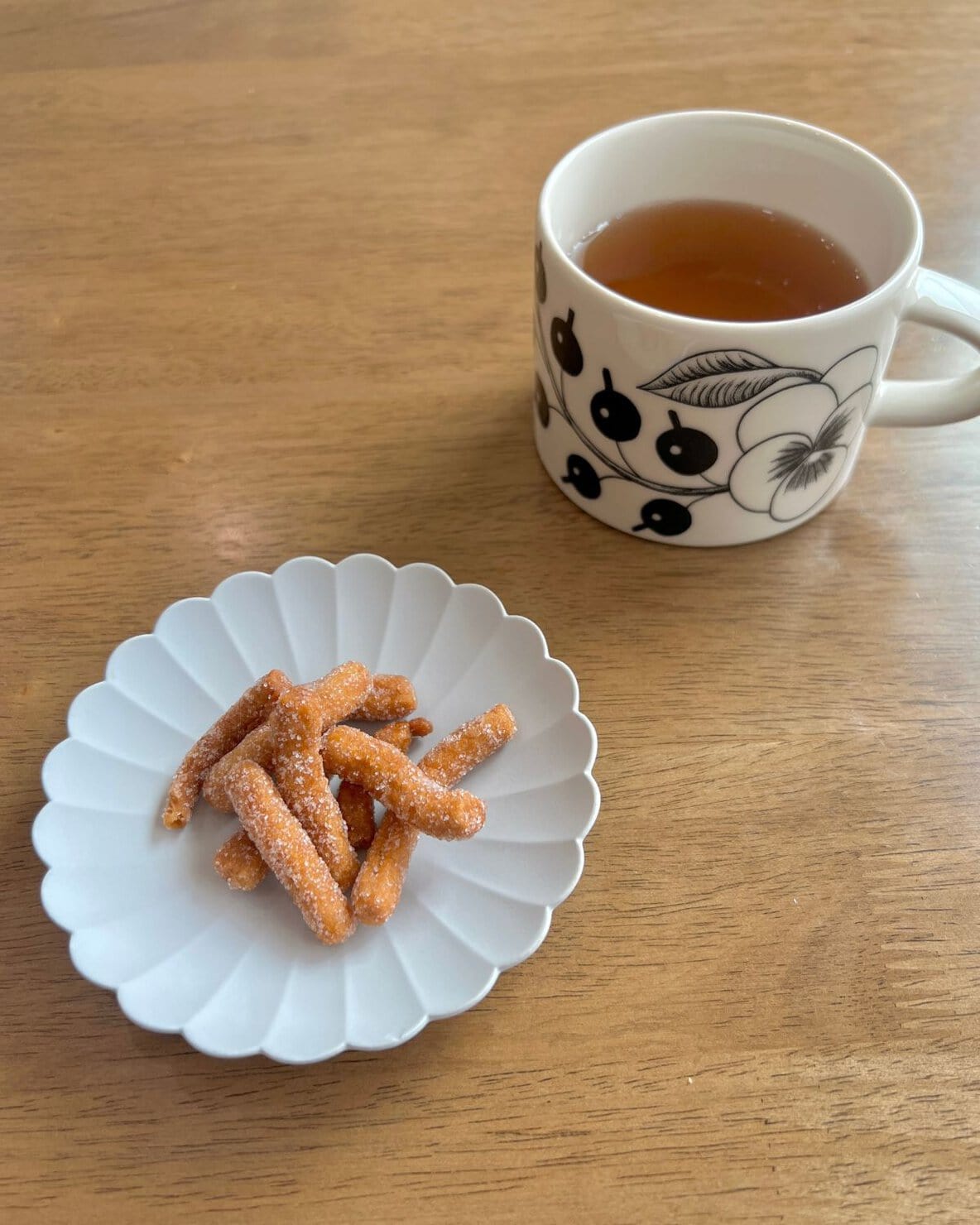 TYパレスプレートに載せた長野県のご当地スーパーで買えるりんごかりんとう