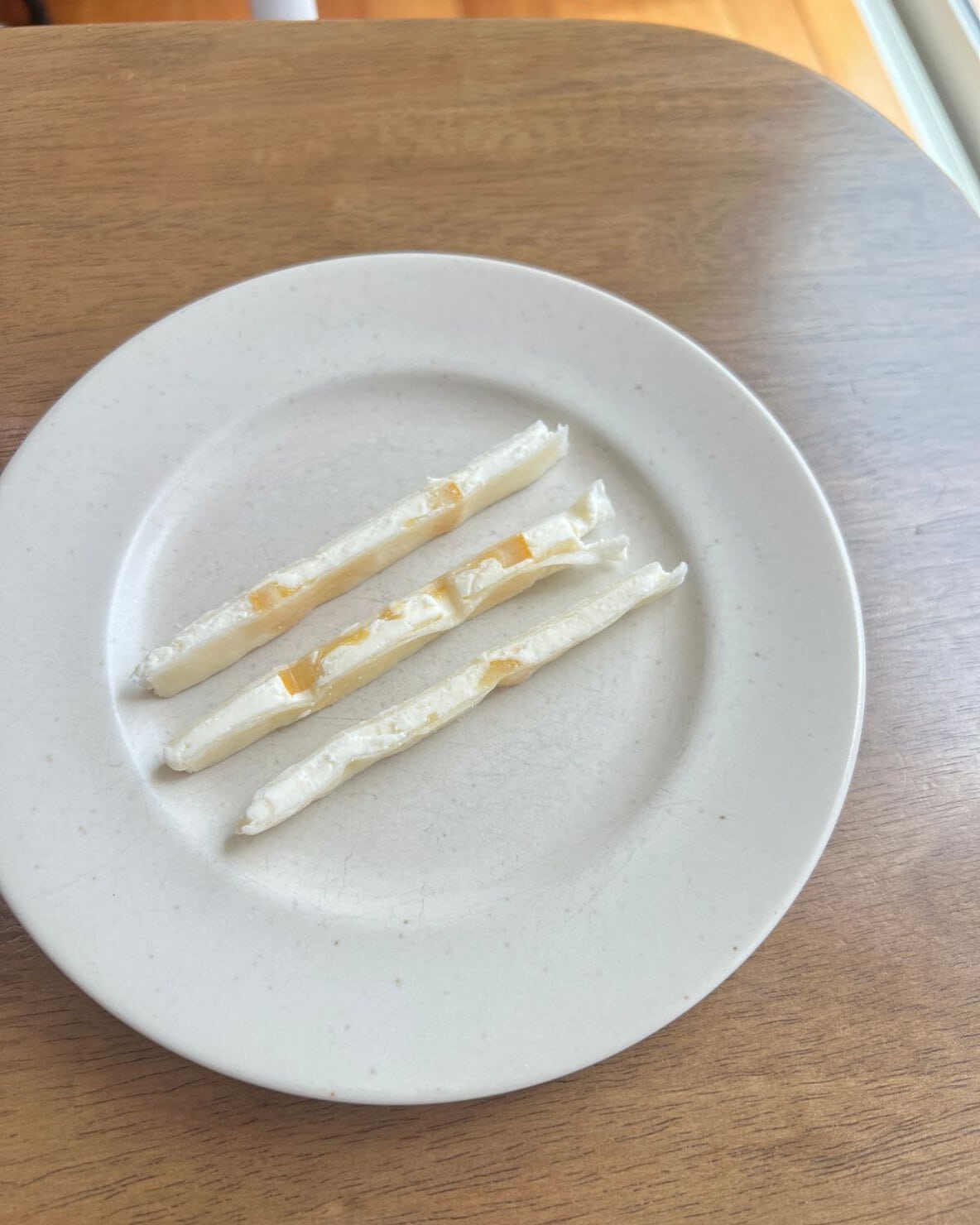 お皿に載せた長野県のツルヤで買えるフルーツチーズサンド(国産レモン)