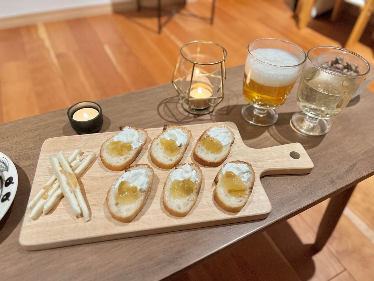 ツルヤのチーズサンドとジャムを使ったお酒のおつまみ