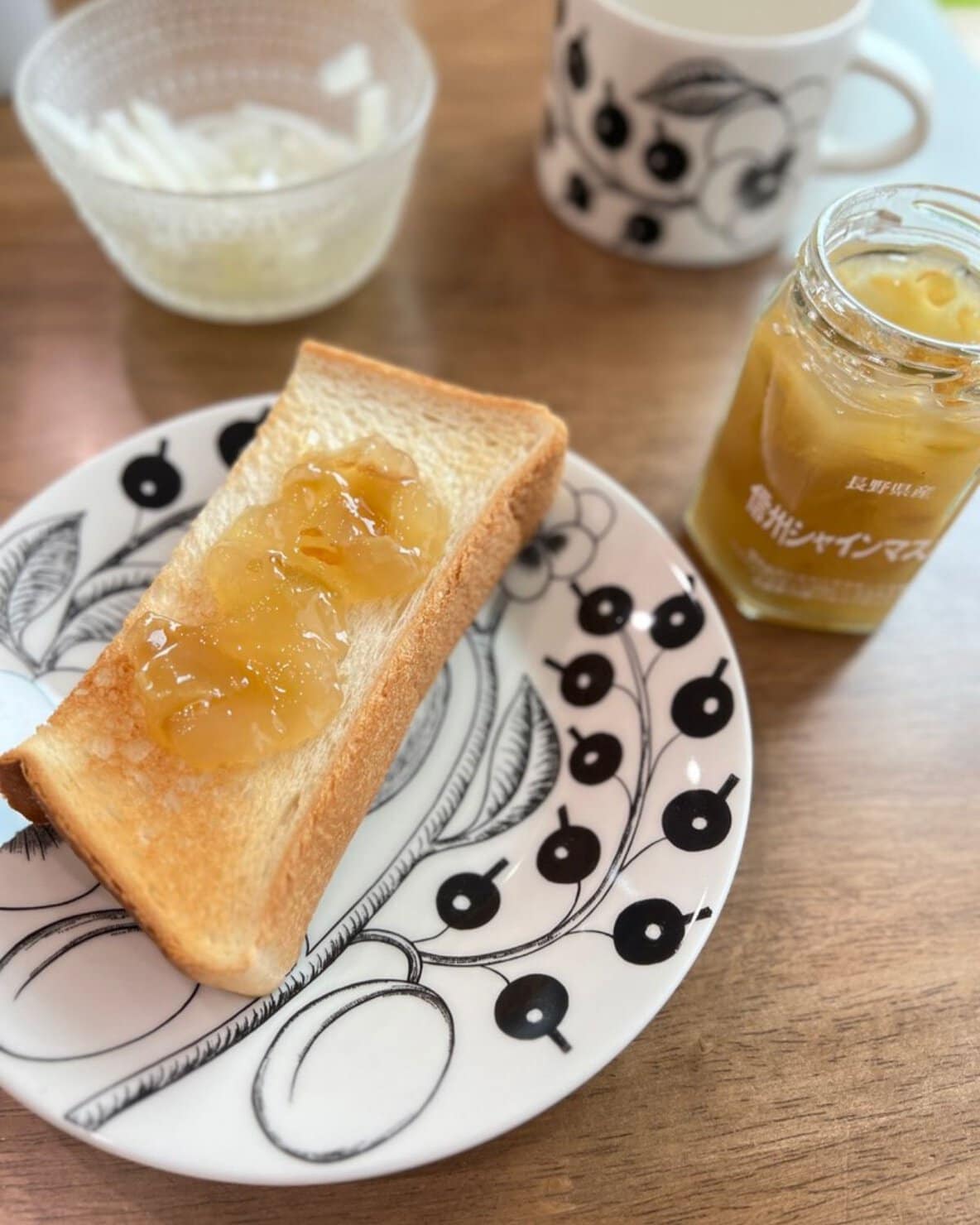 北欧食器に載せたツルヤのプレミアムジャム「信州シャインマスカット」を塗ったトースト