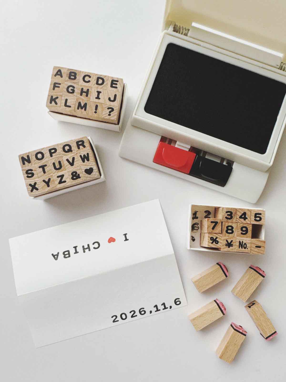 セリアのスタンプでお土産ラッピング 画用紙にスタンプを押す
