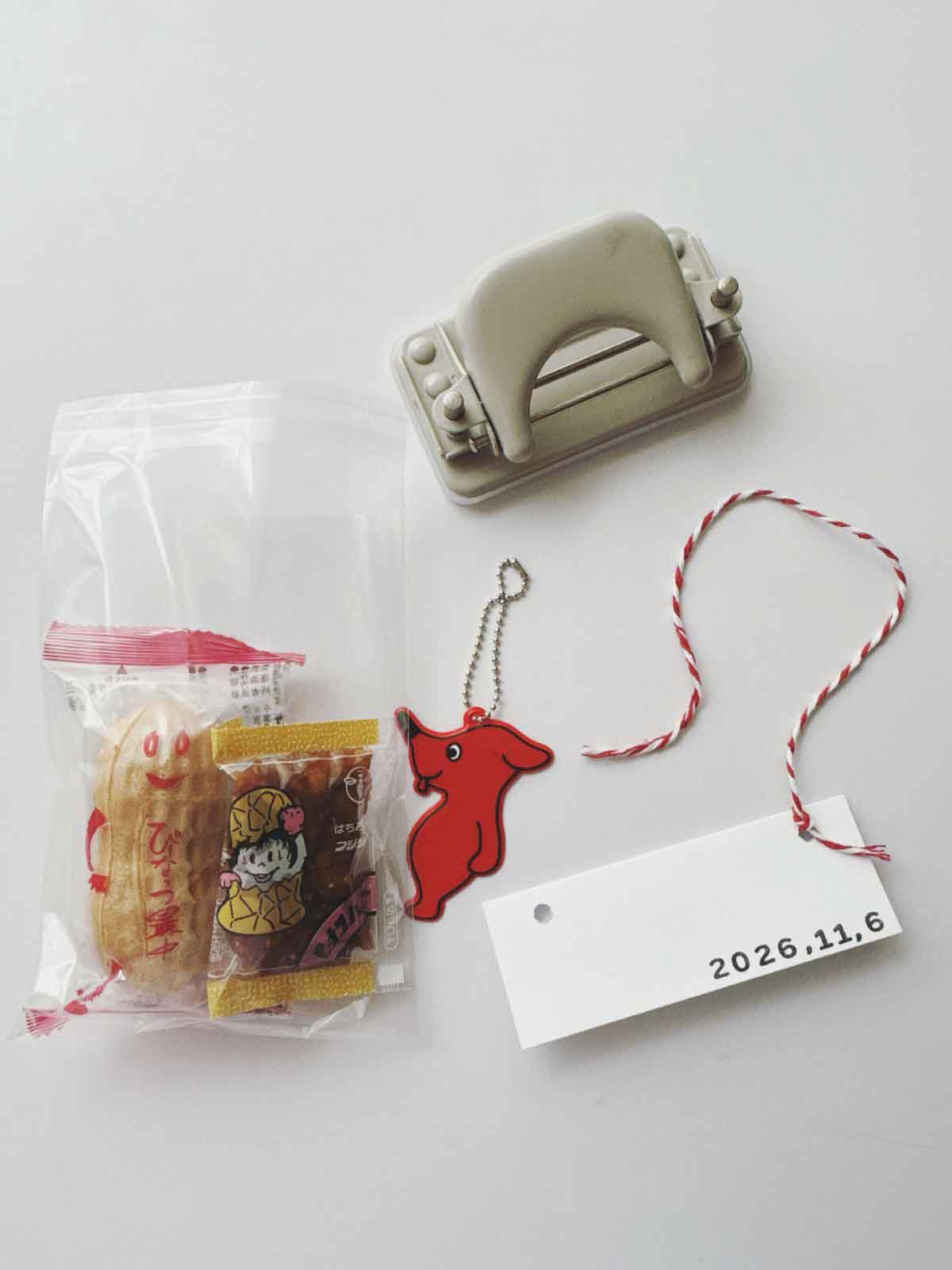セリアのスタンプでお土産ラッピング 袋にお菓子を詰めてとじる