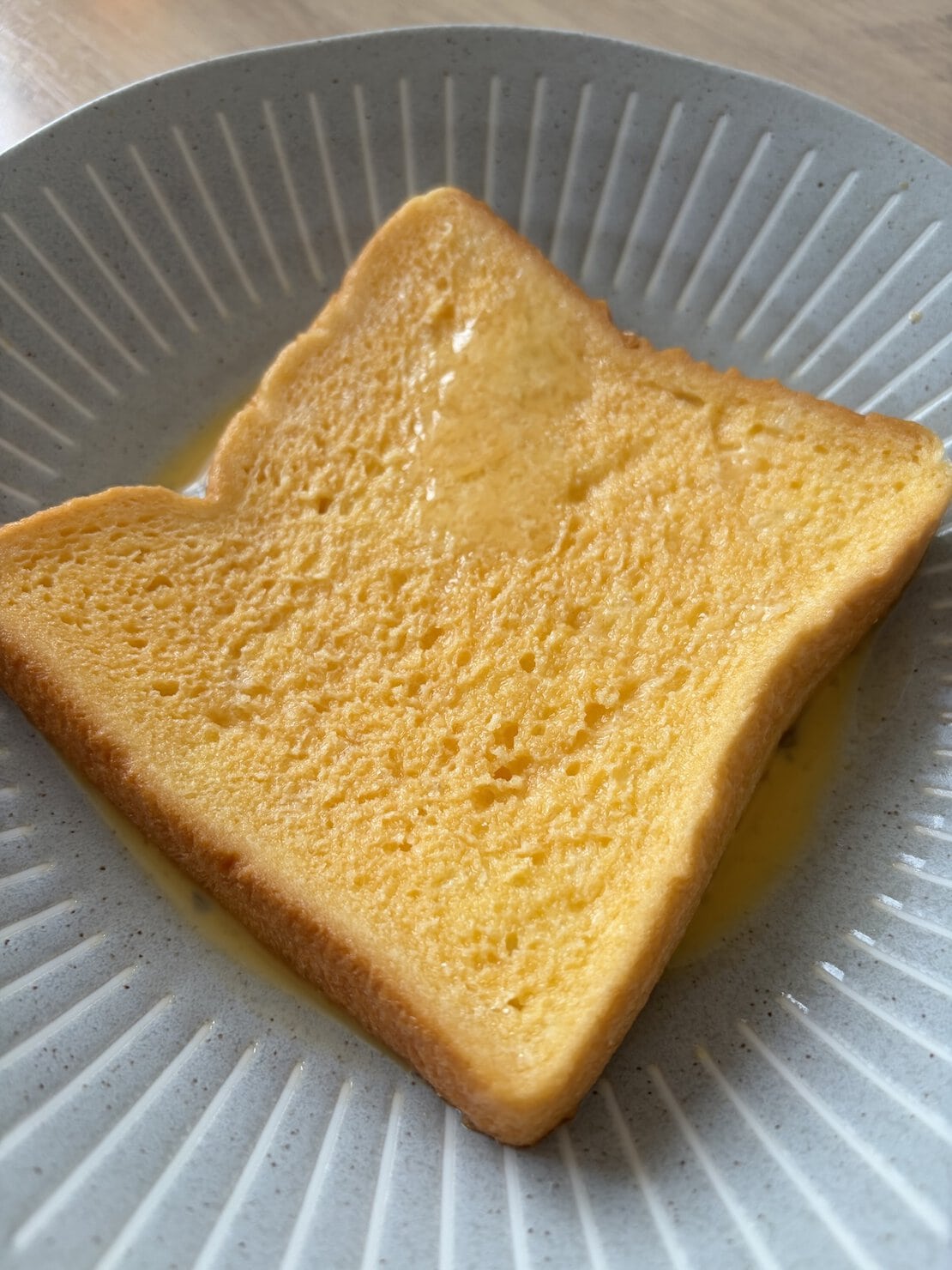 食パンを卵液に浸してフレンチトーストを作る