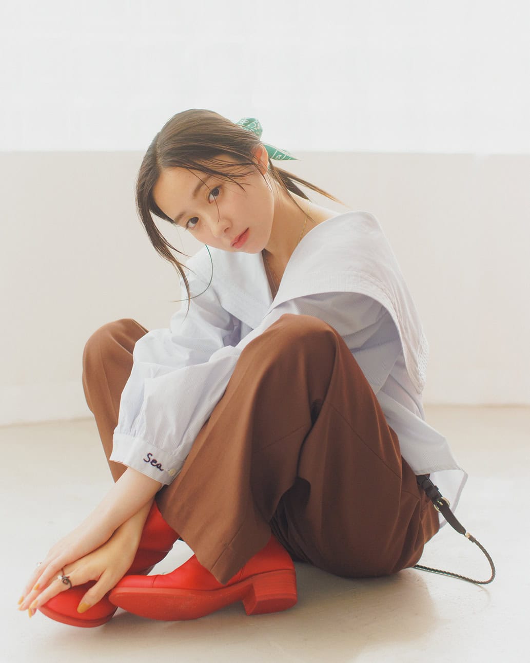 堀田真由さんのセーラーカラーのシャツコーディネート リンネル2026年10月号表紙インタビュー