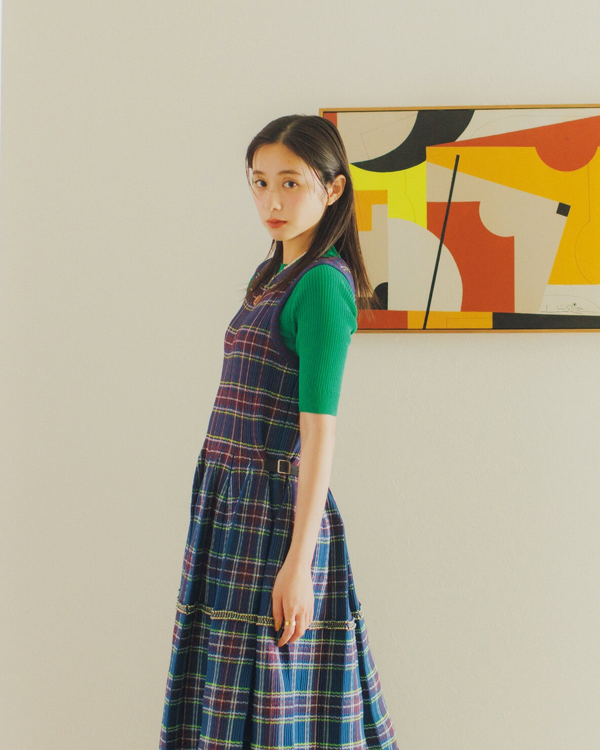 堀田真由さんのワンピースにグリーンのトップスをレイヤードしたコーディネート リンネル2026年10月号表紙インタビュー