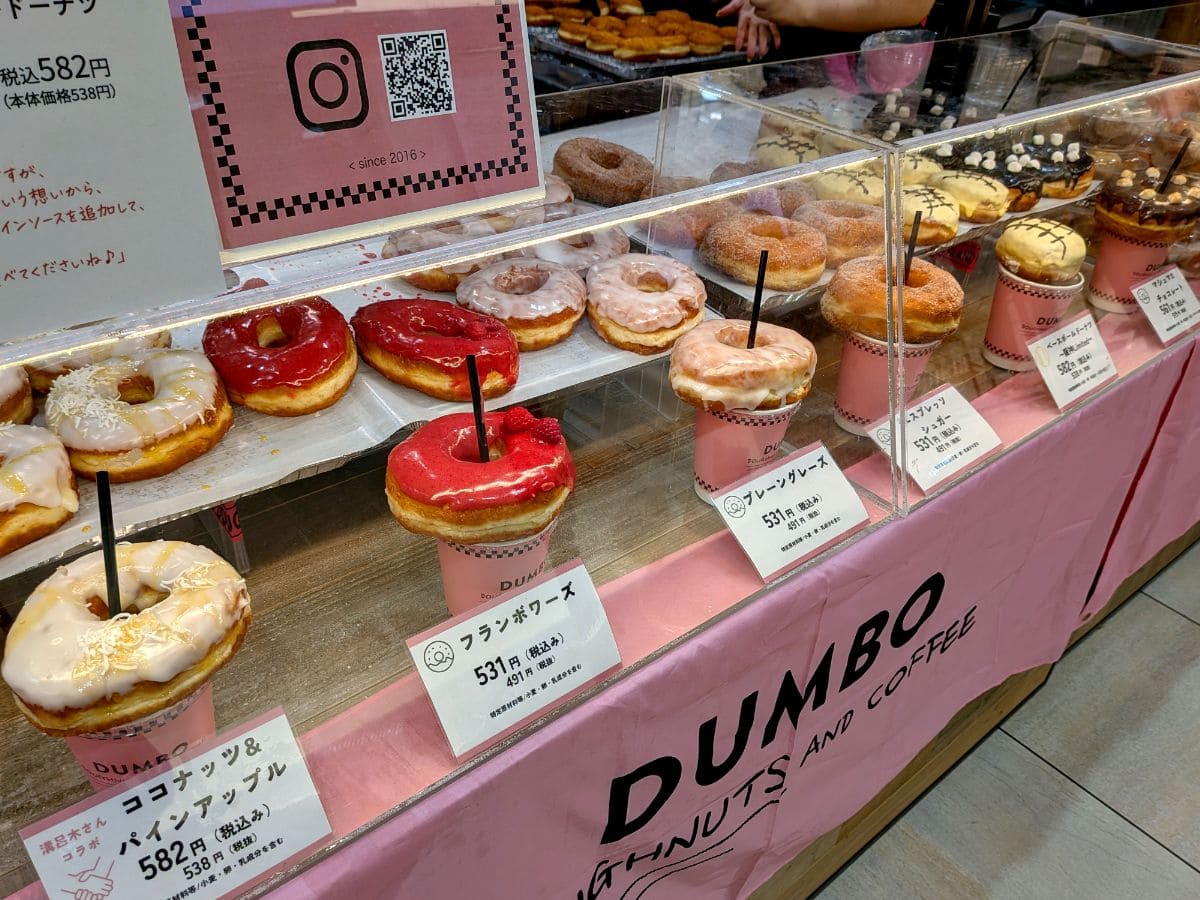 【東京/麻布十番】DUMBO Doughnuts and Coffeeのドーナツ。ドリンクカップの上にドーナツを置くスタイルを流行させたお店。