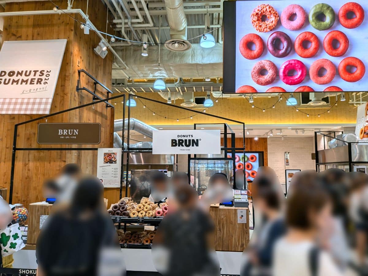 『DONUTS SUMMER どーなつまつり!2026』が開催されている阪神梅田本店の食祭テラス。行列ができて、多くのお客さんで賑わっています。