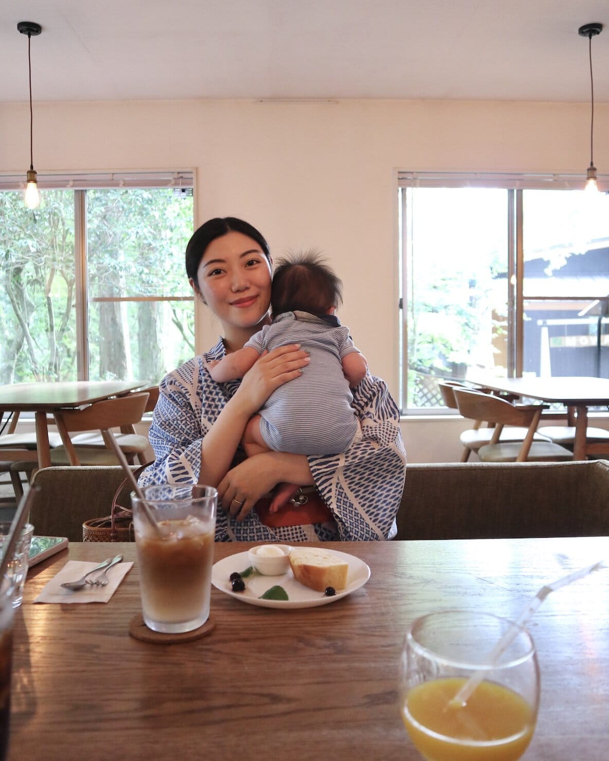 浴衣姿で0歳の息子を抱っこしている
