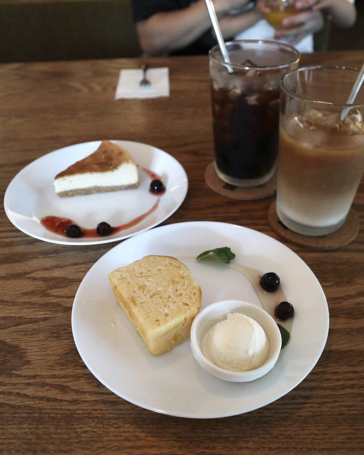 六甲山上のカフェTHIRD PLACE ROKKOで注文したレモンパウンドケーキとチーズケーキとアイスコーヒー