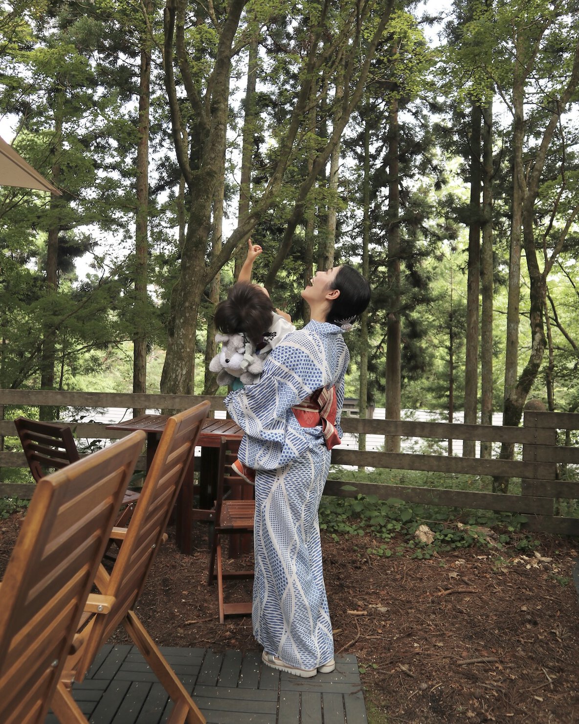 息子を抱いて六甲山THIRD PLACE ROKKOのBBQ場へ