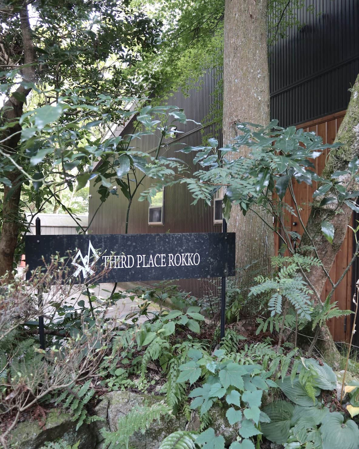 六甲山上のカフェTHIRD PLACE ROKKOの看板