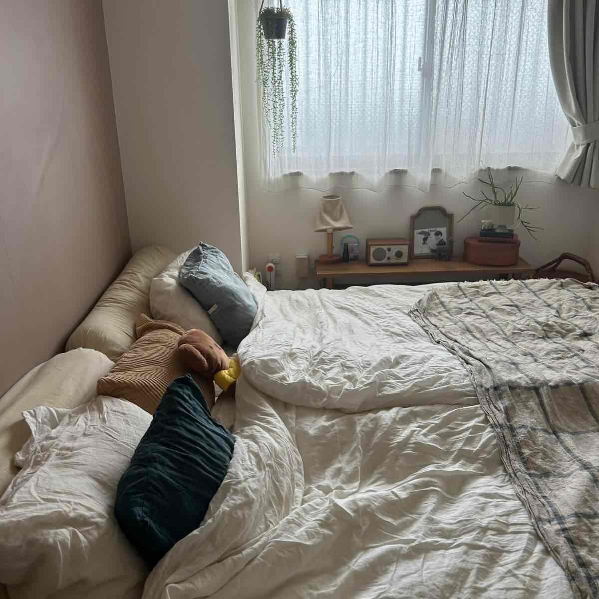 ヘッドレスベッドにIKEAのロング枕「BACKTRAVバックトラヴ」を置いて枕を立てて使う