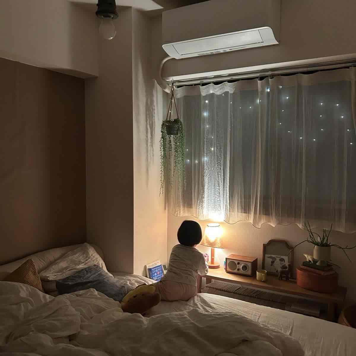寝室のカーテン裏につけたチェーンライトの灯りが気に入っている娘