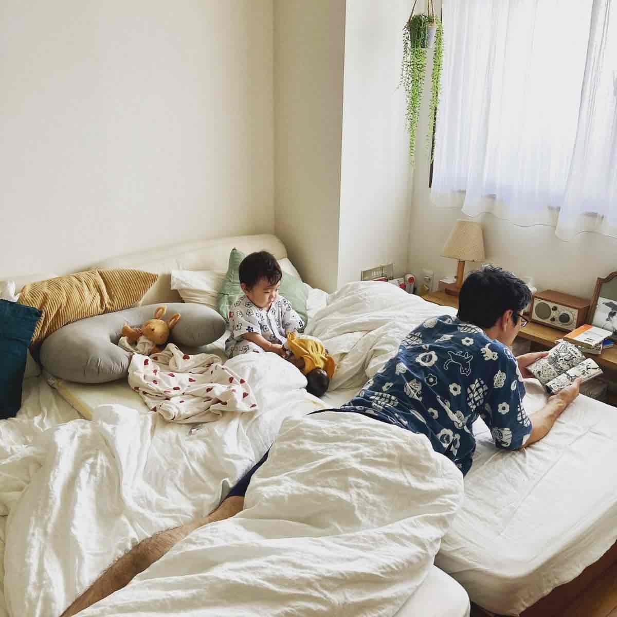 IKEAのロング枕「BACKTRAVバックトラヴ」を置いて思わずくつろぎたくなるベッドに