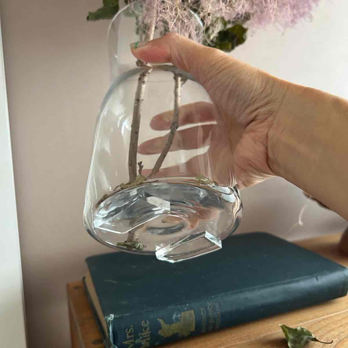 ダイソーの耐震マットを花瓶の下に貼って災害時の落下対策