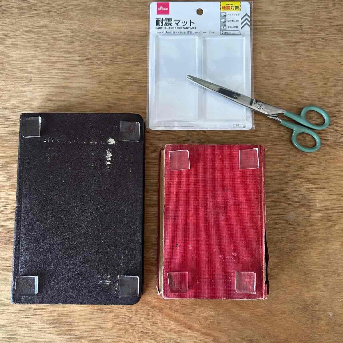 ダイソーの耐震マットを雑貨(古い洋書)の下に貼って災害時の落下対策