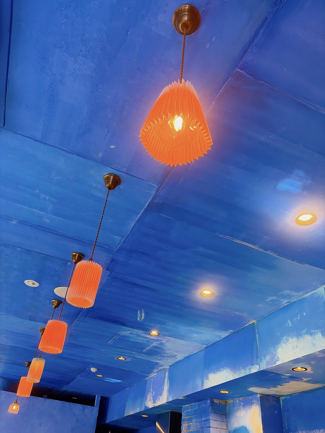 立川のカフェ「two meet coffee room」の青い壁や天井とオレンジの照明