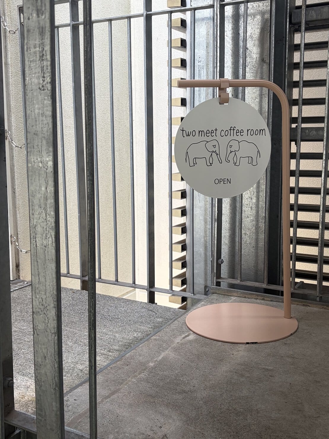 立川のカフェ「two meet coffee room」は大きな駐車場横の階段を登った先