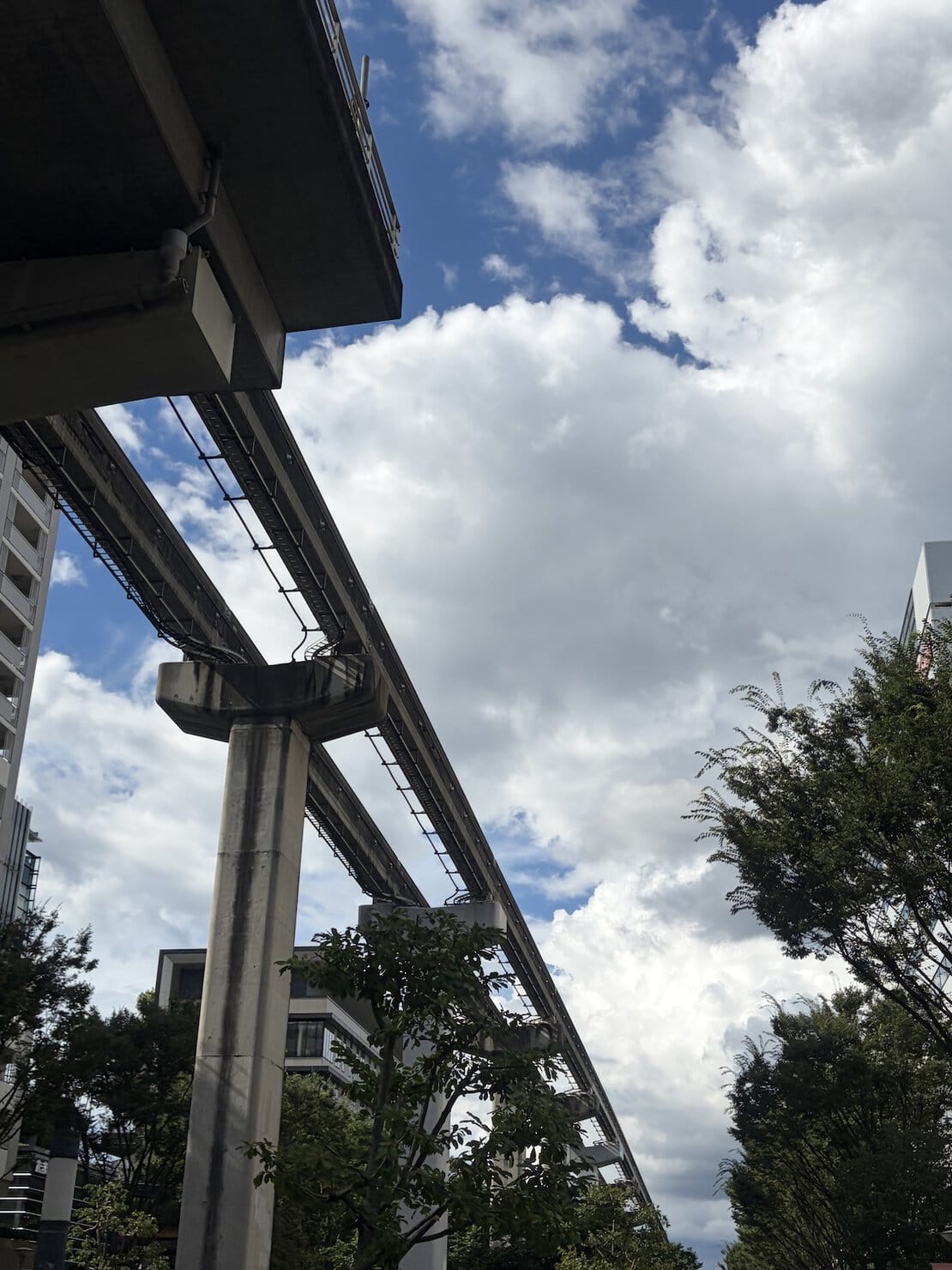 立川駅の側を走る多摩都市モノレール