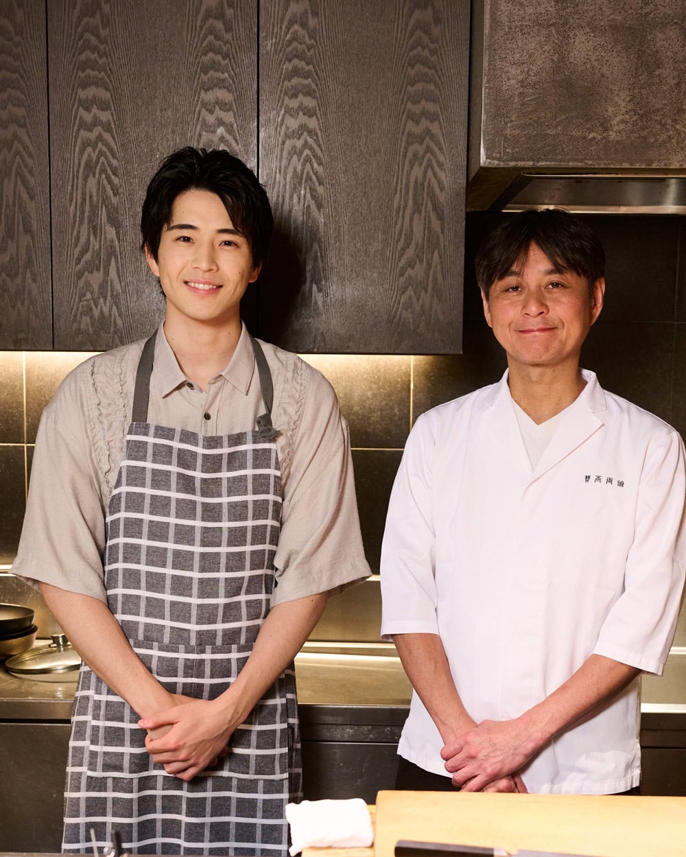 俳優の中沢元紀さんが、日本料理店「賛否両論」を営む料理人・笠原将弘さんのマンツーマン料理教室で料理を学ぶ