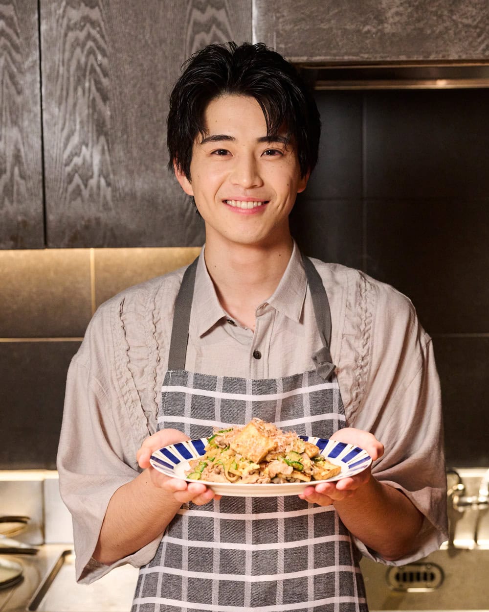 中沢元紀さんの板前さん入門、笠原将弘さんときゅうりチャンプルーできあがり!